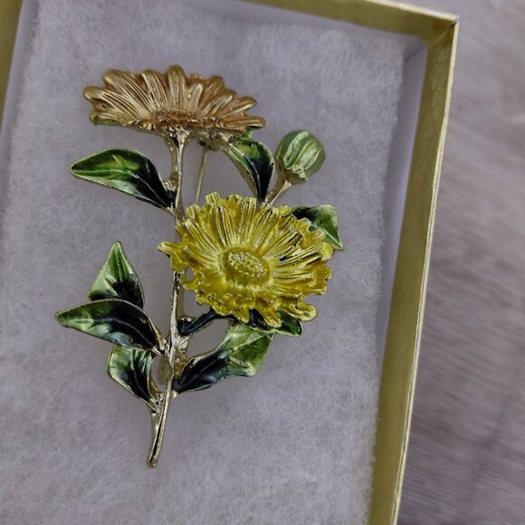 Floral Brooch - Picture 2 of 3